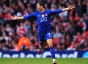 德罗巴连续七场比赛得分超过晋级下一阶段，拜仁不断突破！赛场气氛高涨